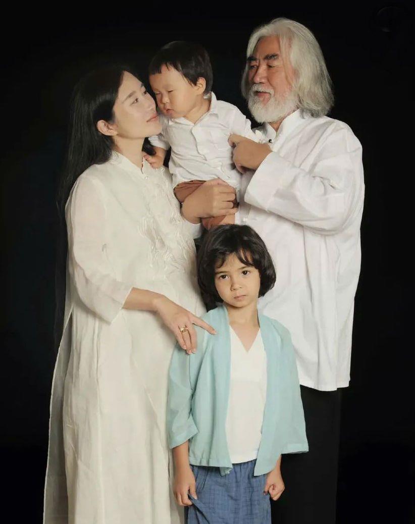 吻戏|又怀上了？张纪中娇妻腹部凸起疑似怀孕，一家四口被嘲像祖孙三代