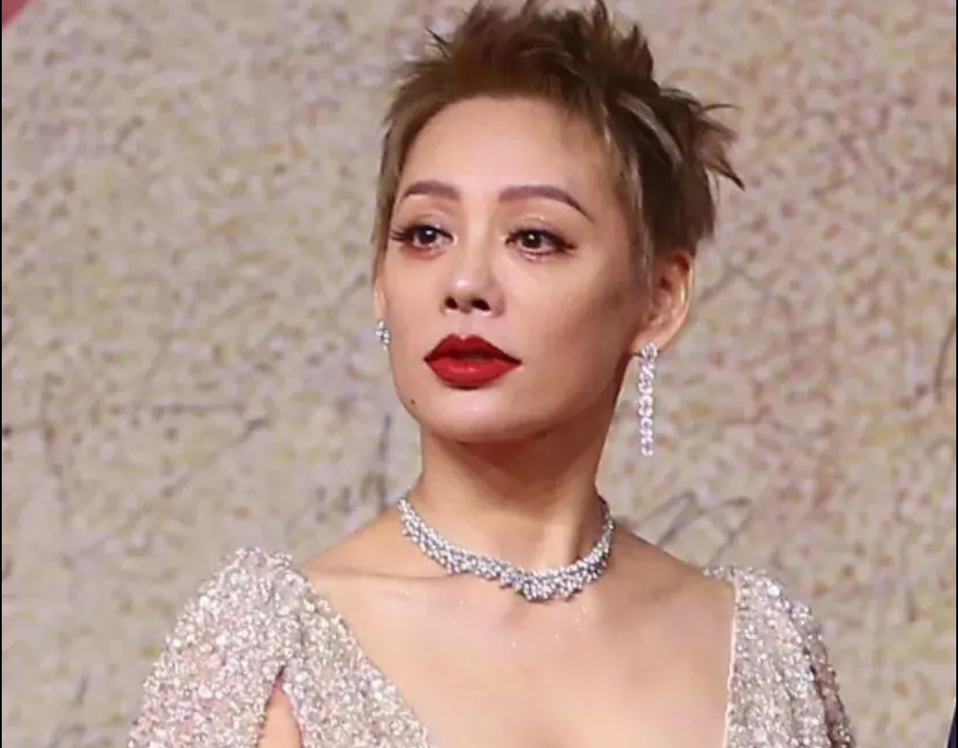 金鸡奖|金鸡奖闭幕红毯斗艳：刘敏涛独特，金晨漂亮，倪妮大气高雅