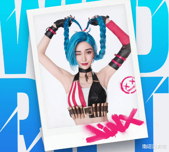 当红女星|baby又来尝试新造型！戴着蓝色双辫假发，穿着露脐装很惊艳