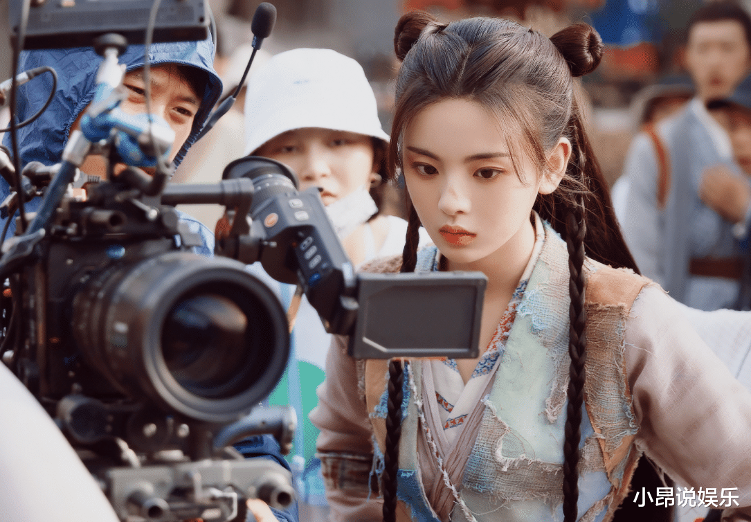 雷佳音|杨超越回村吃席，乖巧听话只敢坐角落，拘谨约束与往常反差大