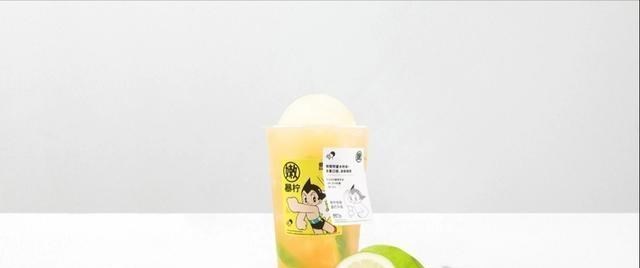 小喵姐|蜜雪冰城4元柠檬茶，干翻30元喜茶？入秋的第一杯奶茶，你选谁？