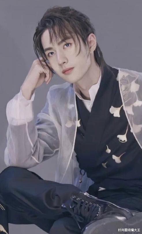 时尚圈绮魔大王|张哲瀚炒作上瘾,故意和王一博撞衫蹭热度,扶老奶奶是自导自演