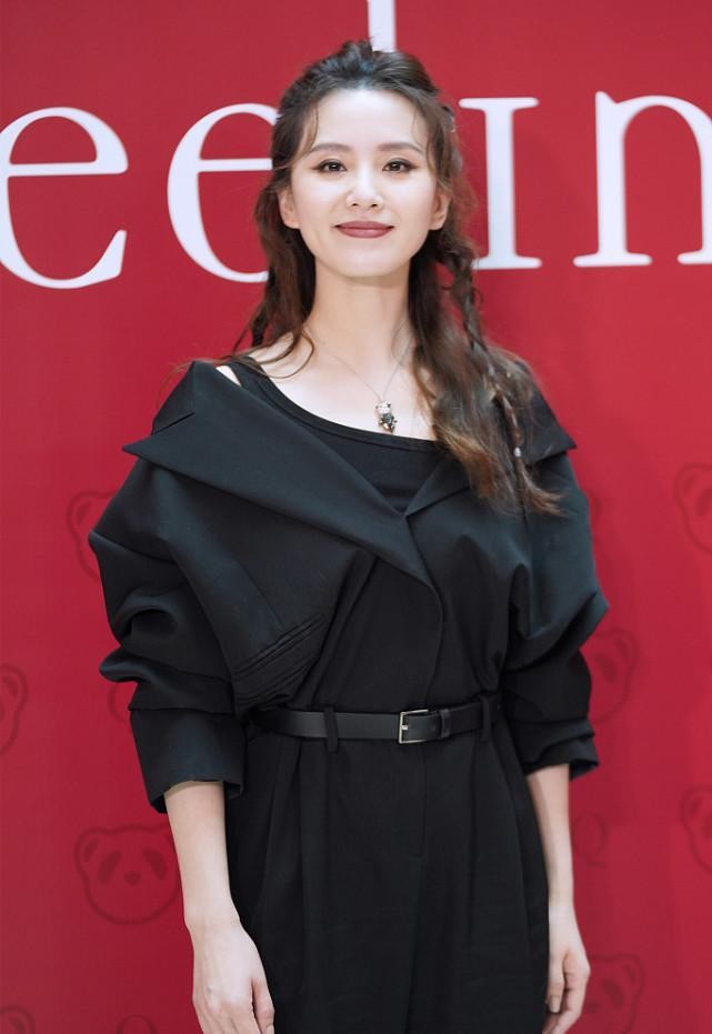 吉克隽逸|别看刘诗诗长得挺温婉，穿上衬衫连体裤却很有气场，生图也挺能打