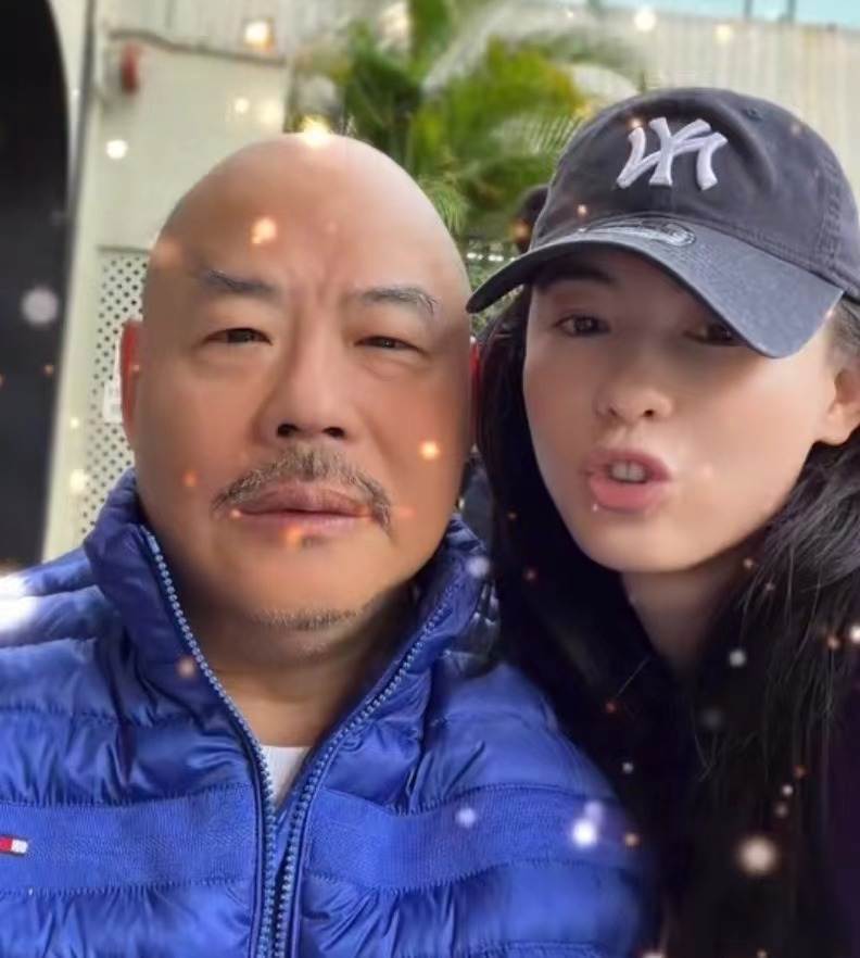 张柏芝|张柏芝特意回港为父亲庆生，寿星获女儿香吻岿然不动，胡须已花白