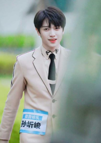 |创造营选手孙圻峻被曝劈腿女爱豆，谈恋爱花女生钱，背后吐槽队友