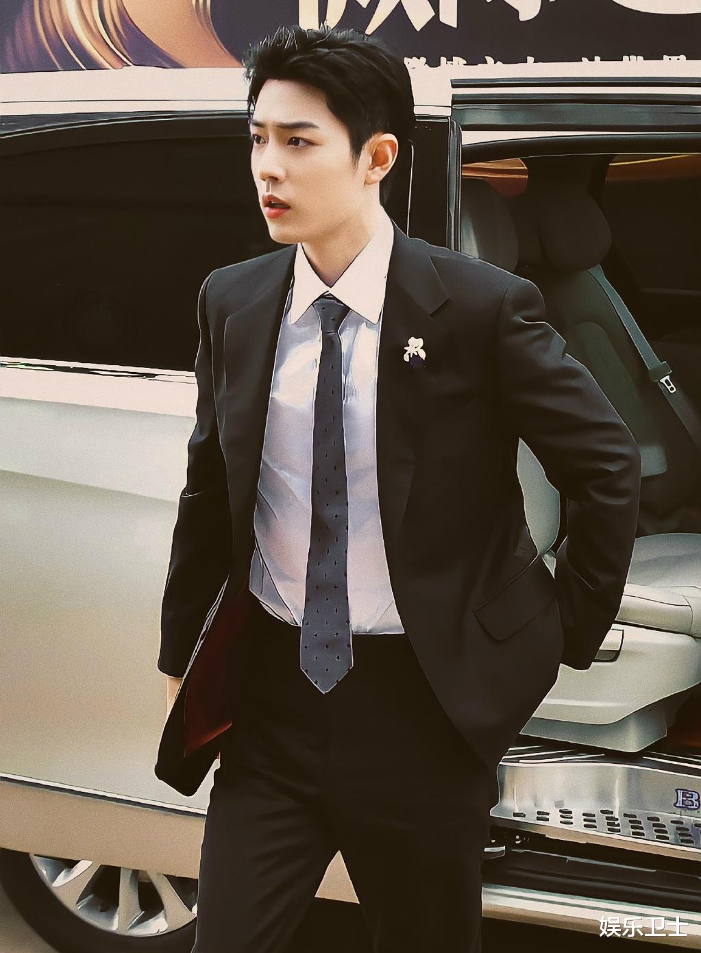 肖战|肖战王一博粉丝上热搜，疑因流量男星闹肚子没忍住事件，互指对方扒出照片