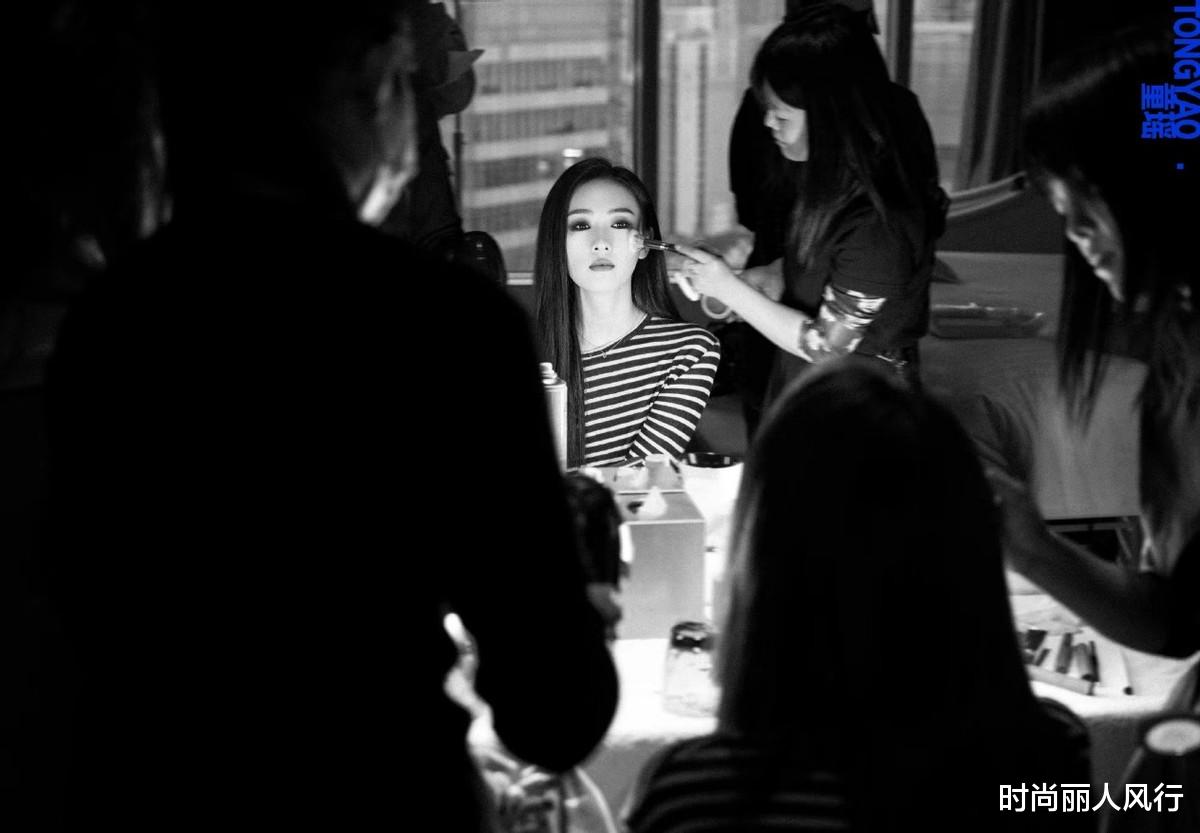 风衣 童瑶“变”章子怡终于翻车了！穿风衣参加大秀，化浓妆颜值惨跌