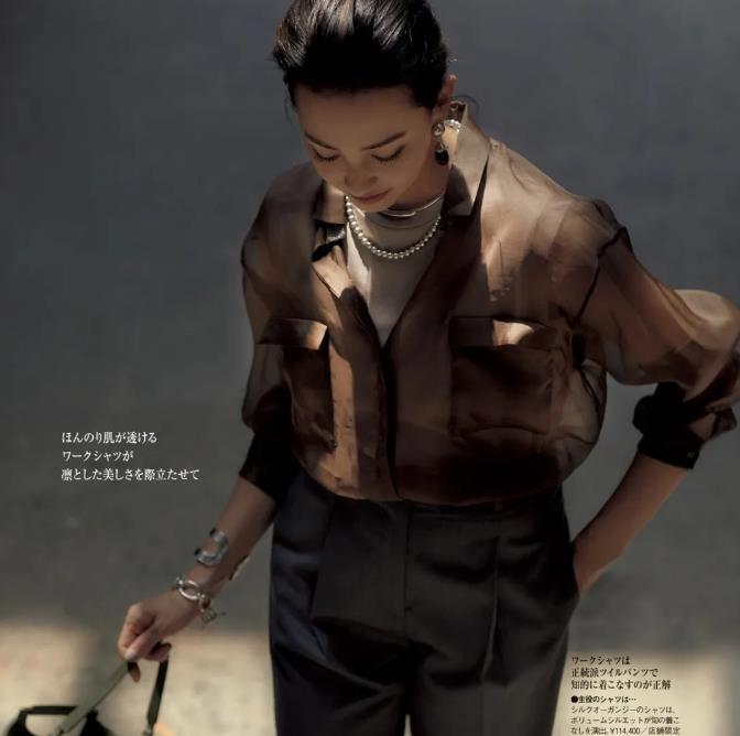 奶球妈咪聊|50岁的女人，告别“花哨”单品，用经典款式搭配出气质，穿出魅力