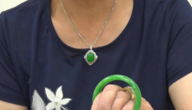 辉辉珠宝|老太太28万为儿媳买翡翠玉镯,鉴定后竟然是假货,简直太恼火了