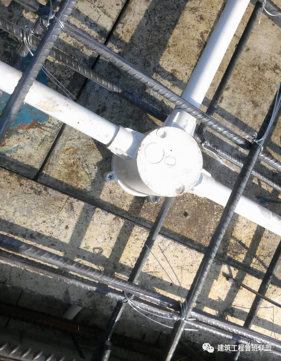 土建采用铝合金模板,机电如何精准预埋?