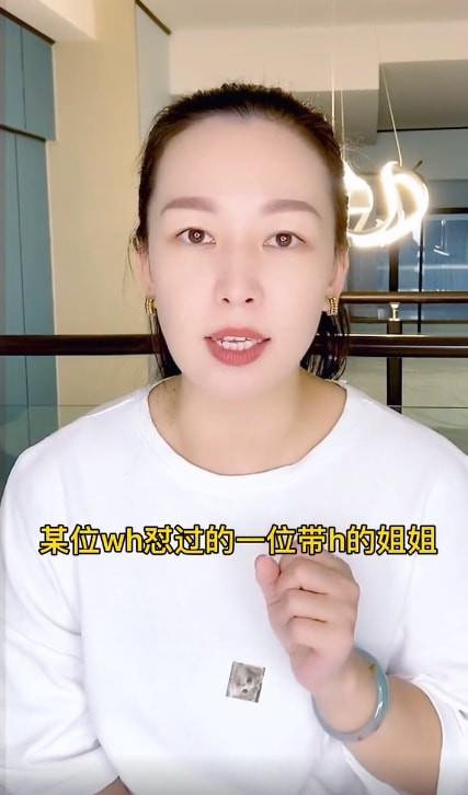 时尚百搭说 女博主称一女星经纪人在直播间喷半瓶香水，该女星此前被网红怼过