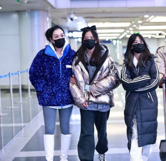 钟丽缇|钟丽缇带女儿亮相机场，穿亮片羽绒服配鲨鱼裤，比俩闺女还时髦