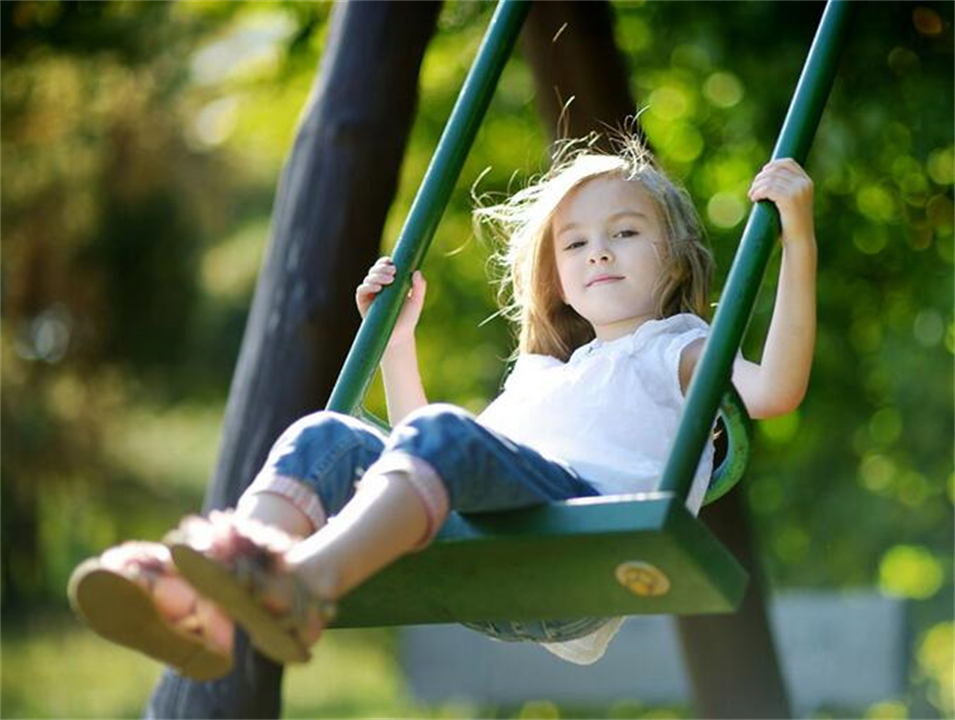 爸妈盒子|公共秋千应该限时？孩子霸占公共秋千引不满，妈妈：不会起早点？