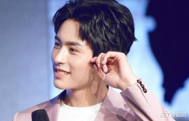 郭德纲|张哲瀚再见了,赵薇谈选中他,膝盖受伤意外得福