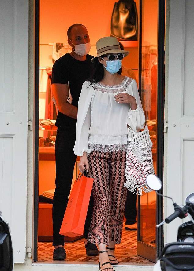 全球时尚风行|邓文迪穿礼服裙确实惊艳！水钻挂脖流苏裙显超模身材，小男友不断