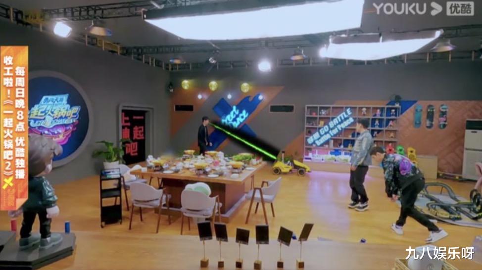 王一博|《街舞4》节目组太“心机”,火锅局都是玩具,王一博爱不释手