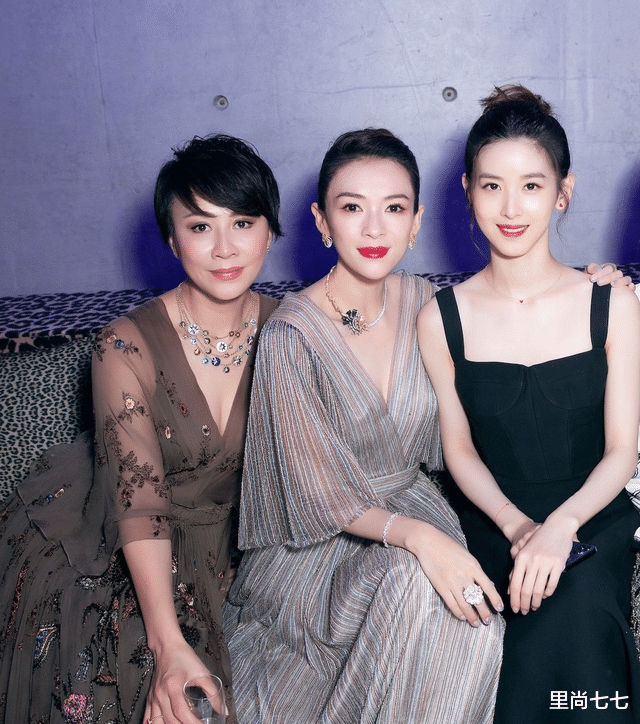 章泽天|章泽天罕见陪丈夫豪门应酬，居家打扮只顾看手机，刘强东一脸无奈