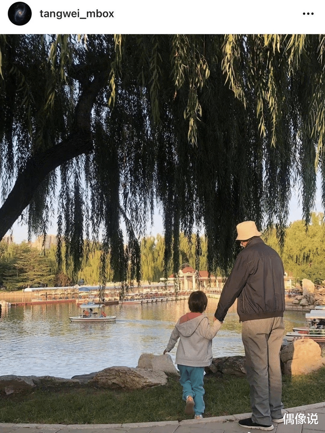 汤唯|刘昊然和42岁汤唯同台合影，弯腰帮女神整理裙摆，豪门姐弟即视感