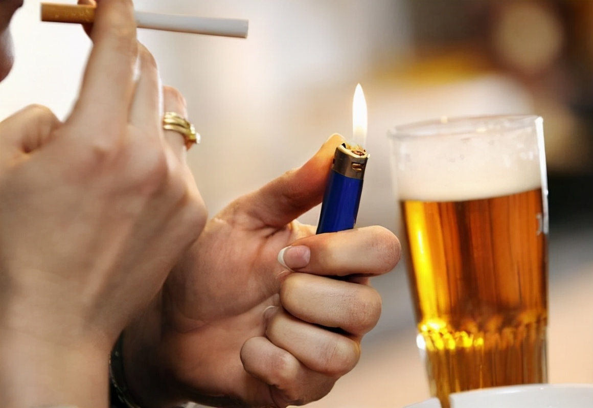 骨质疏松|骨质疏松“帮凶”被找到!别再冤枉菠菜了,医生:3种食物忍住就是赢