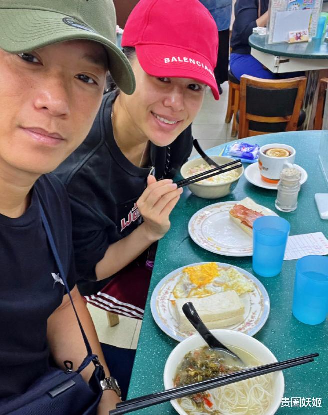 贺树峰|最佳夫妻搭档！胡杏儿带9个月儿子出差工作，李乘德照顾老大老二