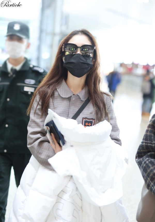 希林娜依·高|硬糖少女最新动态，希林娜依高现身机场，新造型魅力十足