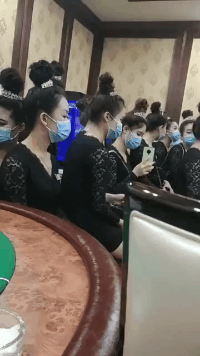 幽默搞笑神回复|神回复：“妹妹11岁就来大姨妈，这个正常吗？”网友：比你正常！