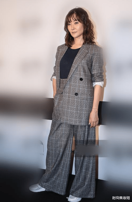 穿衣搭配|48岁柯蓝大胆换风格,穿西装套装配烟熏妆A爆,泡面头太“油腻”