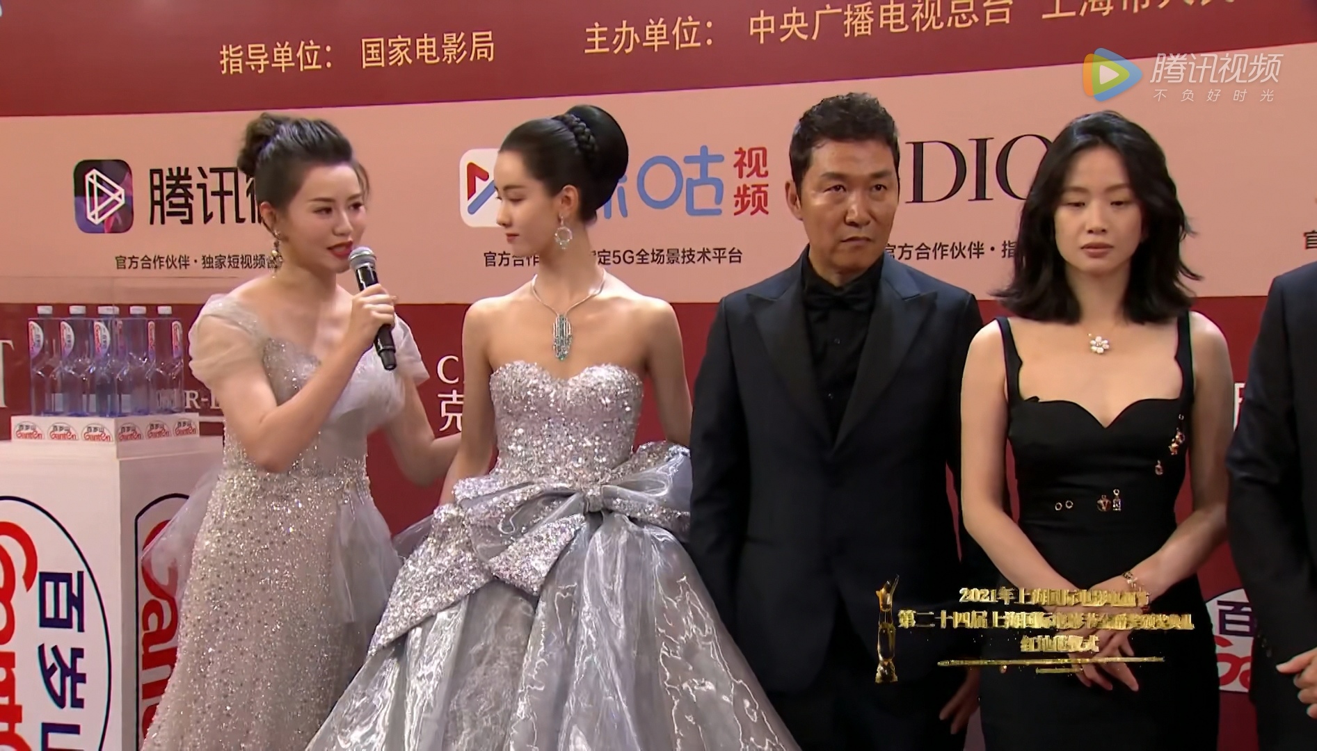 郑秀文|金爵奖红毯：周冬雨深V到肚脐，陈都灵华服亮相却惹一身尴尬