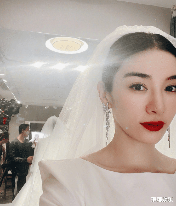 黄奕|43岁黄奕晒出婚纱照，身形纤细好年轻，这皮肤状态丝毫不显老