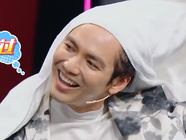 钟汉良|钟汉良被泼一脸水，露出46岁素颜不算啥，看到他的发际线懵了