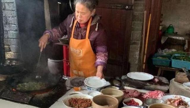 小玲说说看 重庆这3个嬢嬢山窝窝里卖炒菜，土灶台烧柴火，客人大老远来尝鲜