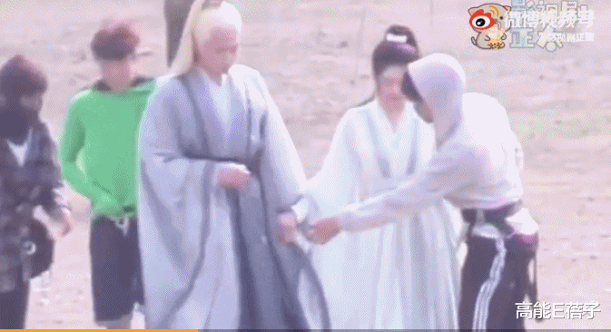 张雨绮|被疑似杨洋工作人员内涵后，赵露思晒歌单暗示伤心分手