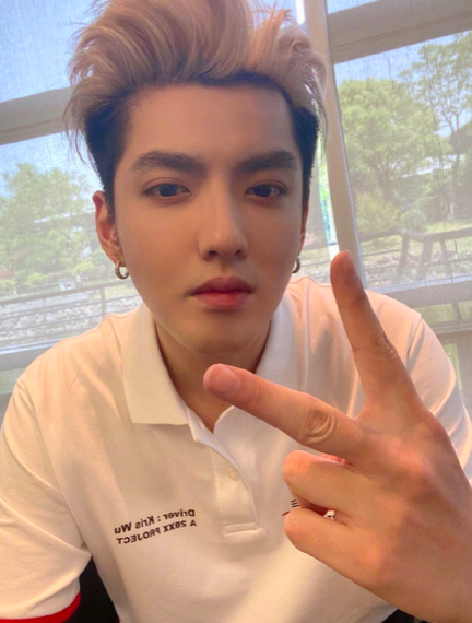 吴亦凡|北电学生爆曾和吴亦凡恋爱，晒甜蜜聊天记录，相识时才刚高三毕业