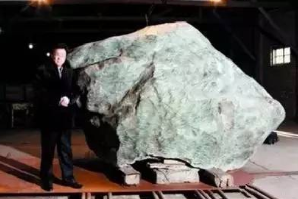 翡翠|100万买下5吨巨型翡翠原石，历经5年打磨出一件“玉雕奇观”，被列入吉尼斯纪录！