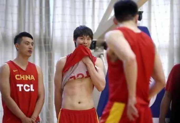 周琦|姚主席的腹肌,阿联的腹肌,周琦的腹肌,没有对比就没有尴尬!