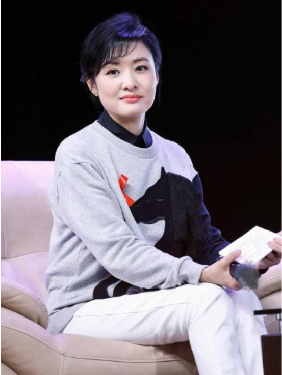 春晚|她曾连续16年主持春晚，两任丈夫都身份显赫，女儿却成为一生的痛
