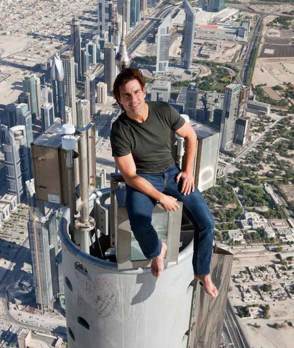 成龙|阿汤哥为了拍摄《碟4》，亲自爬上迪拜828米高楼，成龙：这你也信？
