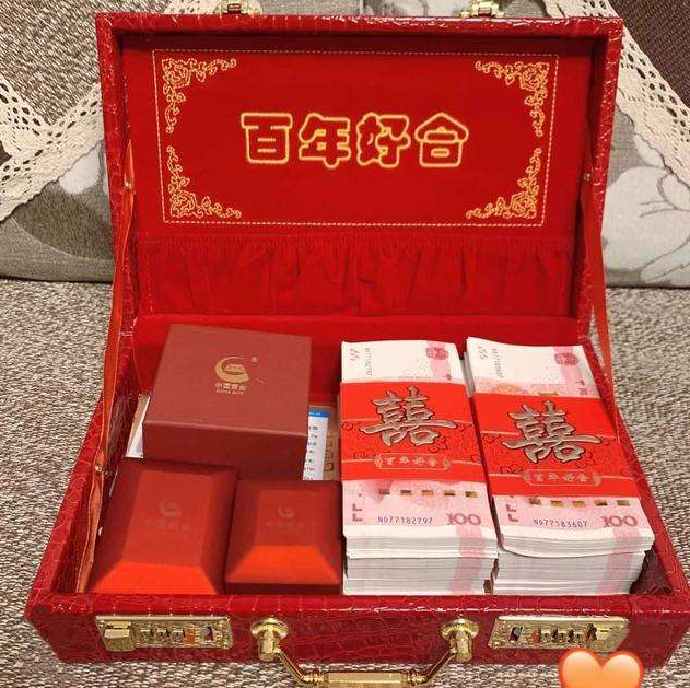 翡翠|小伙没钱给彩礼,一气之下用全身家当入手一块翡翠原石,切开后起飞了!