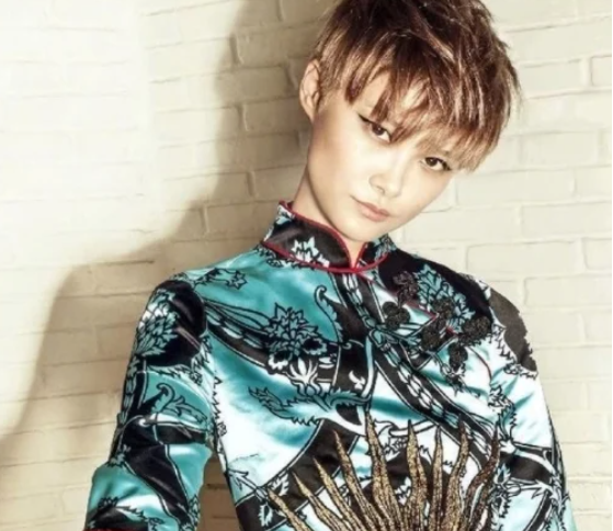 李宇春|终于见到了长发的李宇春，多了几分女人味，但是后面那张原谅我不厚道的笑了！