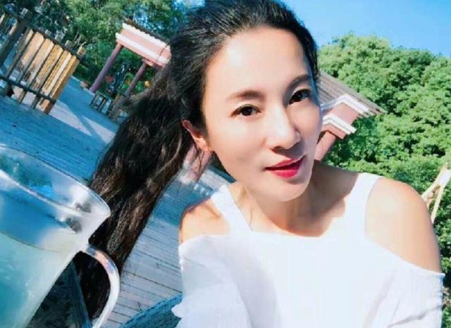 焦糖玛奇朵|52岁的“阿姨”靠保养成赢家，2个技巧轻松减龄，美得像少女