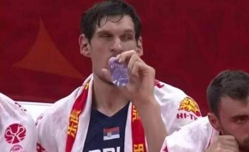 萊昂納德|奧尼爾挑戰萊昂納德！單手抓4瓶水+同時喝兩瓶，全都不如博班