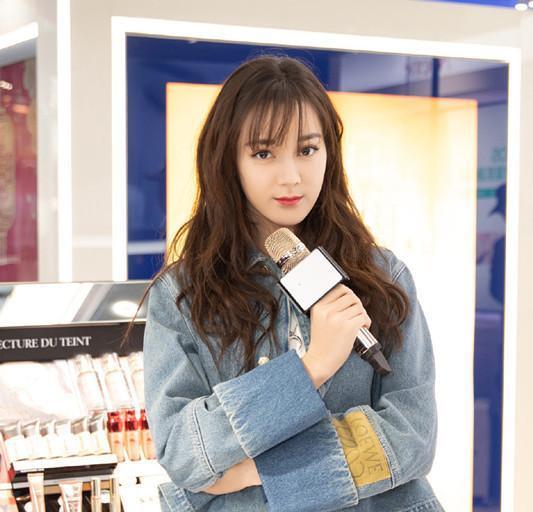 迪丽热巴|被迪丽热巴美到了!一袭白色雪纺连衣裙甜美清新,空气刘海很减龄