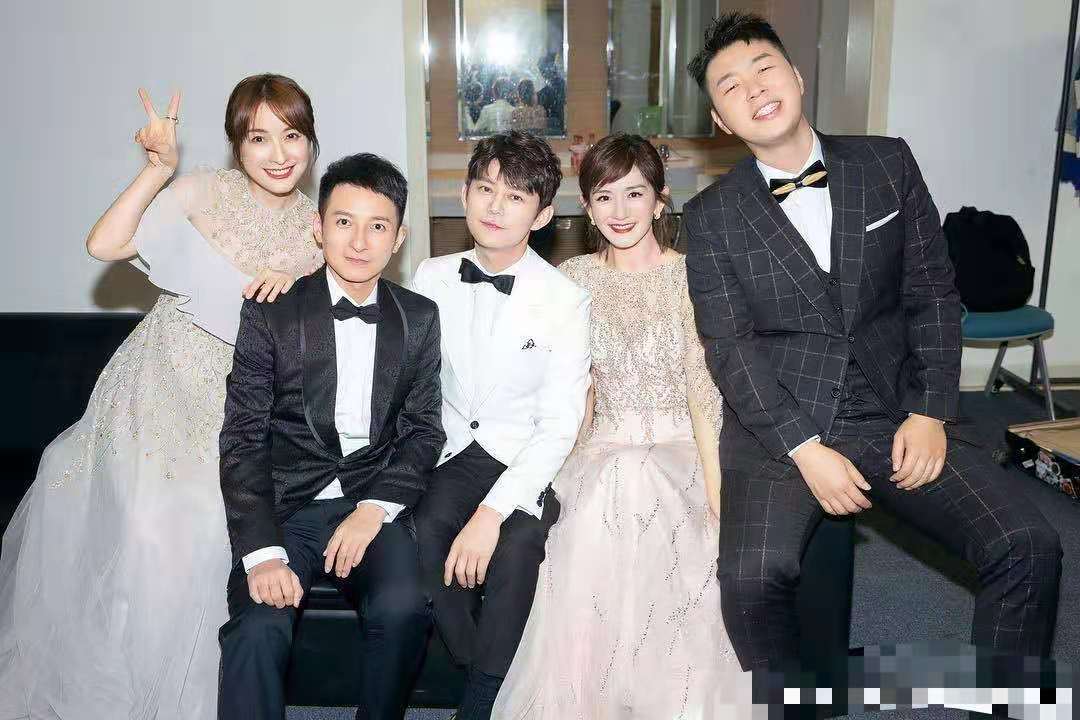 快乐家族|快乐家族官宣新成员！网友不满人员变动，何炅杜海涛态度成谜