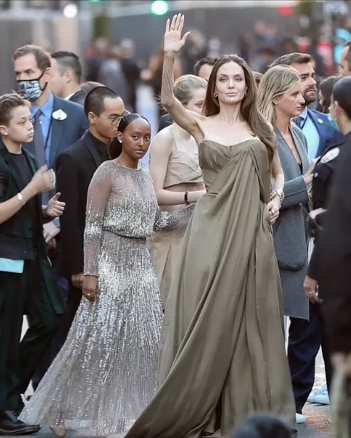 朱莉|朱莉嘴上装了个怪东西！离婚受刺激？女儿穿同款比美