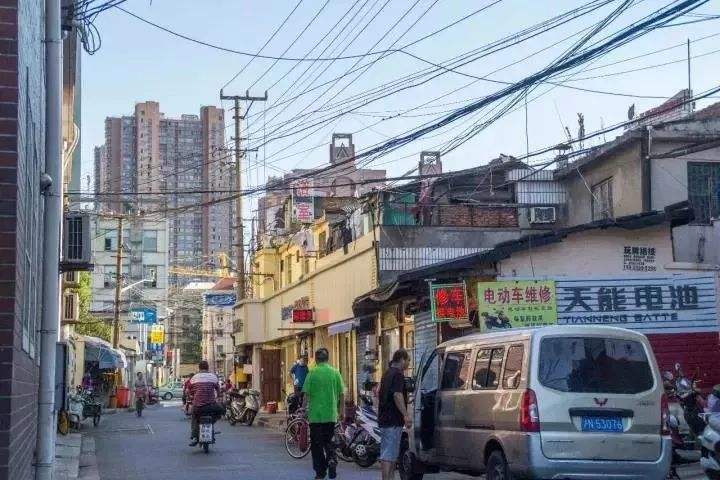 城中村|底层心酸，上海“90平米三室”网上刷屏，住39人房东月挣1.5万元
