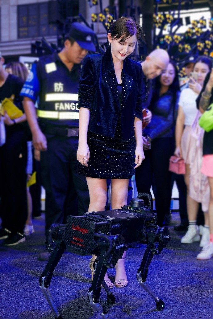 八只爪的猫 新手妈妈热依扎凭穿搭又出圈，出席活动西装“成套穿”，优雅高级