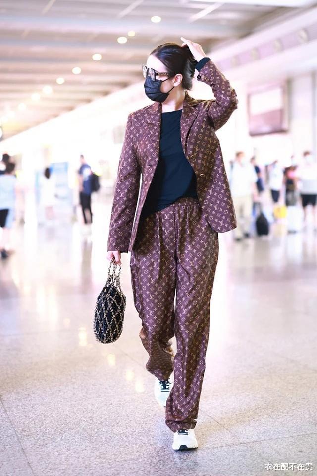 衣在配不在贵 40岁宋佳走机场挺任性，穿满身Logo的LV套装，直接把贵气印在身上
