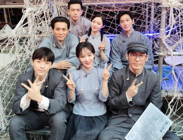 何沐青谈|杨紫幕后合照，3次紧挨邓伦无视李现，邓伦不在李现圆同框梦