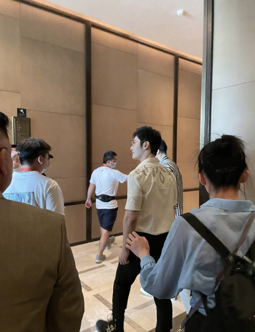 黄晓明|《中餐厅5》路透曝光，黄晓明穿搭清爽不油腻，搬行李亲力亲为干活麻利