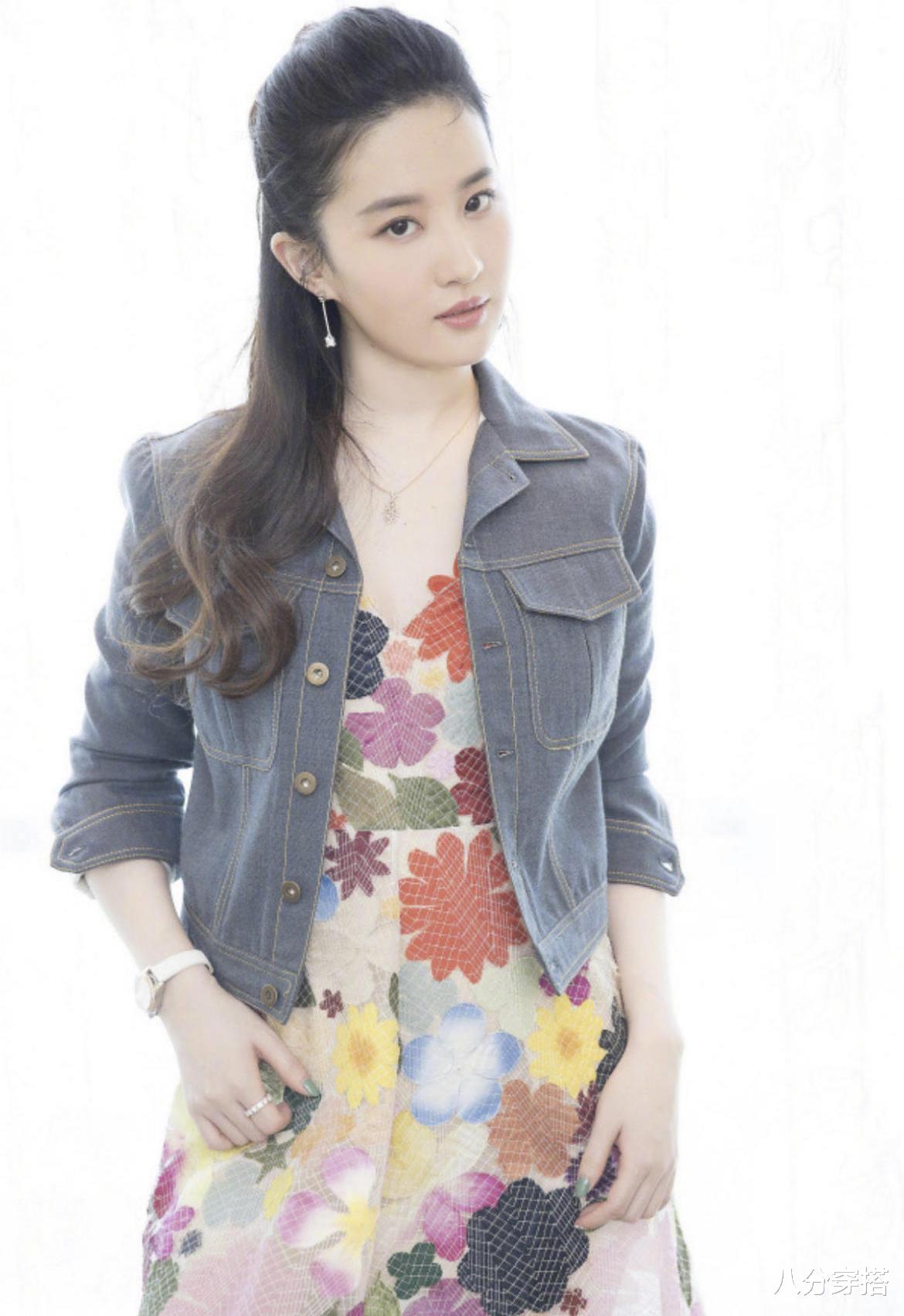 八分穿搭|31岁谭松韵又美了，穿牛仔外套配白色短裤清爽减龄，甜成邻家小妹
